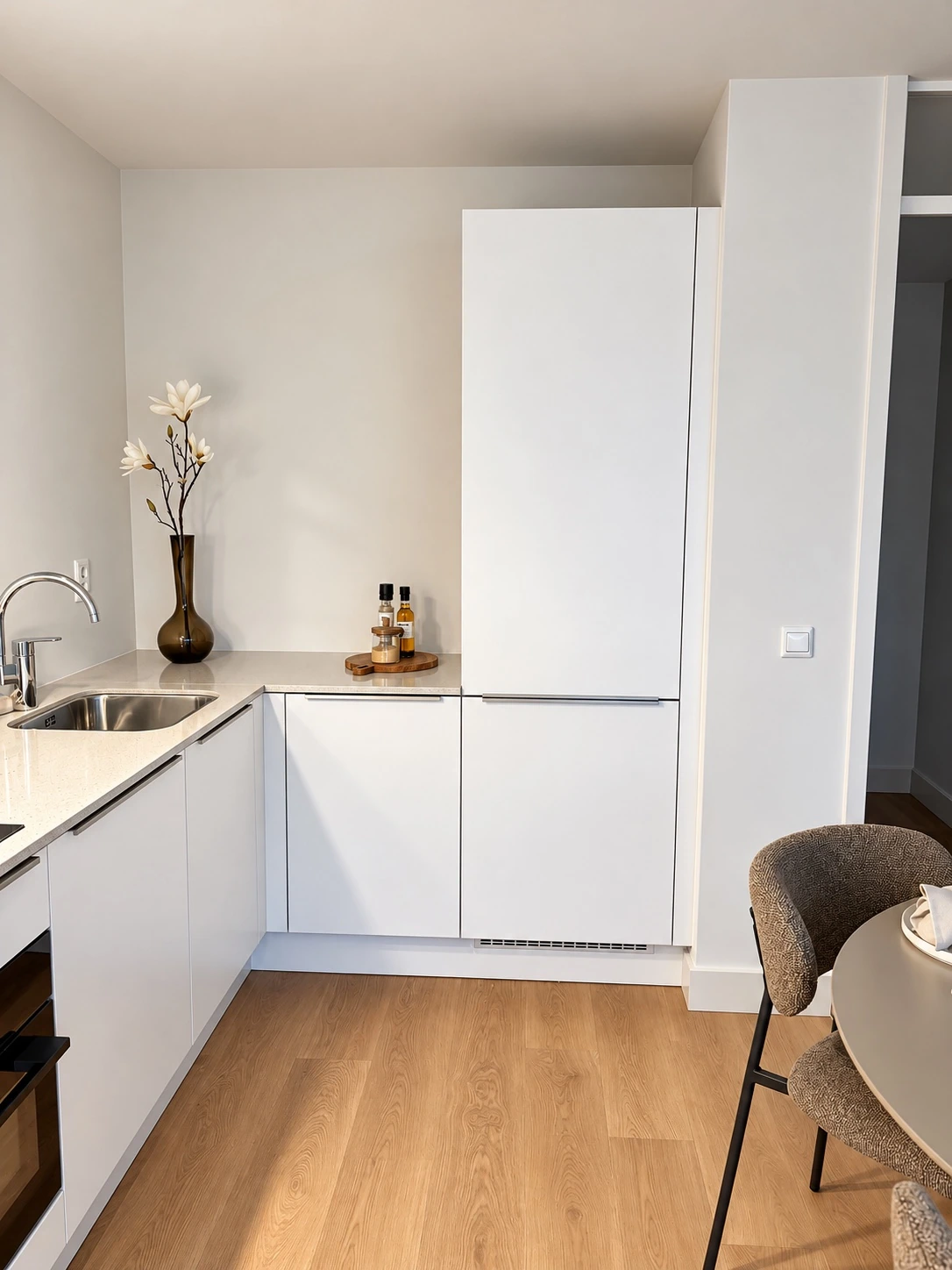Keuken met witte kastfronten en geïntegreerde apparatuur